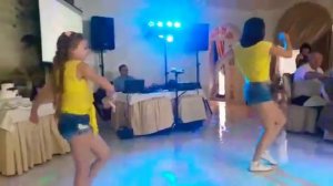 Танец мамы и дочки