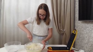 Делаем вафли из кабачков