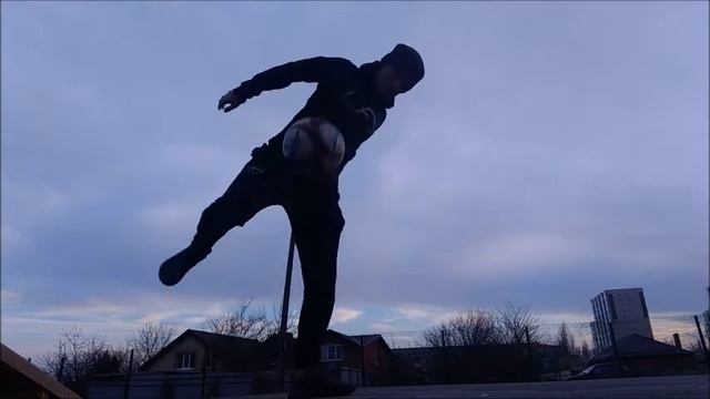 как поднять мяч с земли смотреть онлайн