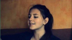 Девушка очень красиво поет песню под гитару. Тебе не нравится дым...