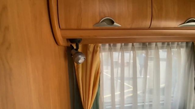 Hobby Excellent Easy 450 - немецкий кемпер 2004 года с двумя комнатами отдыха и санузлом посередине смотреть онлайн