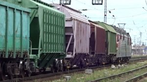 Тепловоз ТГМ4б-0198 с цистерной наперегонки с грузовым поездом под электровозом ВЛ80с-429