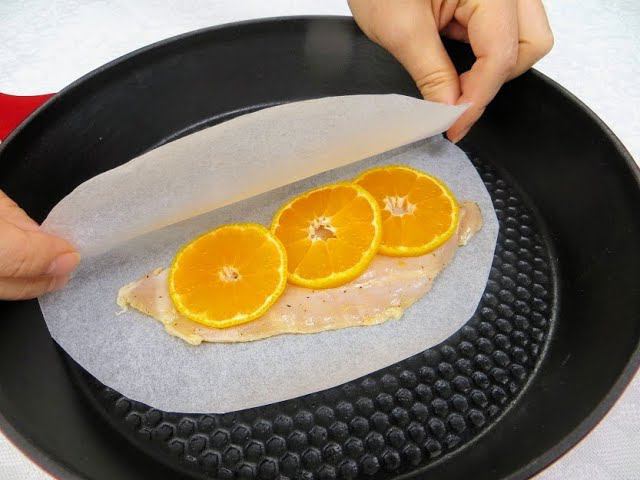 Забудьте про долгую готовку - просто заверните курицу в пергамент / Вкусная идея на ужин