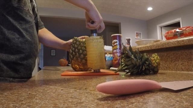 Ананас нарезаем специальным ножом. Как нарезать ананас быстро и красиво. Pineapple cutting
