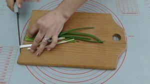 Вкусный салат с твердым сыром и маринованным красным луком.