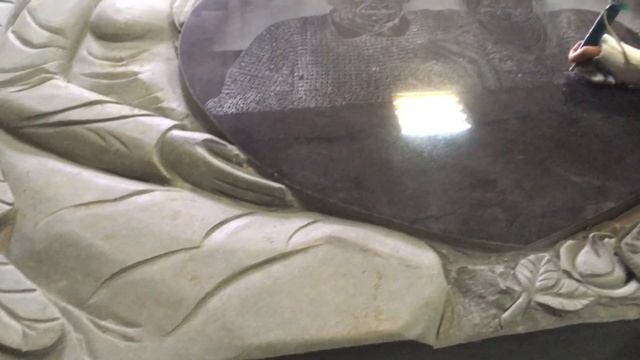 Ручная гравировка портрета на памятник из гранита на производстве компании Ангелгранит