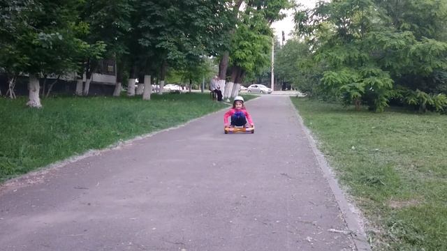 Сидя катаюсь на гироскутере часть 1. смотреть онлайн
