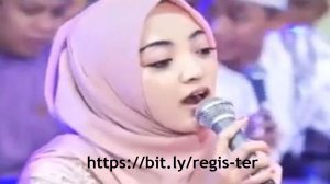 Wanita Cantik Berjilbab Menyanyikan Lagu Sholawat