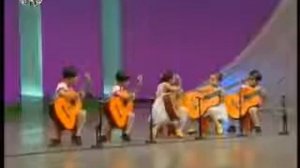 Дети из Северной Кореи играют на гитаре