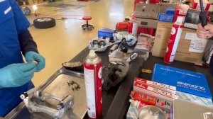 ⚡⚡⚡ЯПОНИЯ: механик из AKEBONO меняет суппорты и колодоки на Nissan X-trail ???