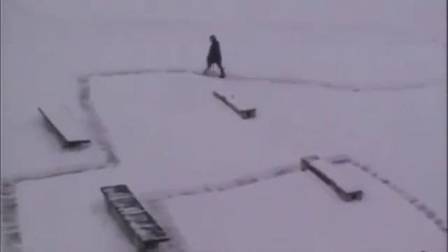 Прикол. Дворник делает странные дорожки.