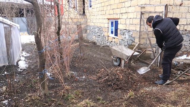 EVERYWHERE IS COVERED WITH SNOW AND GRANDMA COOKING GRAPE LEAF DISH DOLMA IN OUR VILLAGE смотреть онлайн