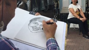 Прогулки по Москве. Старый Арбат. Художник рисует шарж бабушки Оли. 2020 год.