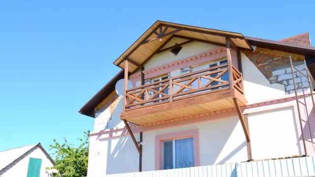 Деревянный балкон с перилами в стиле фахверк. смотреть онлайн
