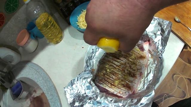 ЛЕЩ ЗАПЕЧЁННЫЙ В ДУХОВКЕ С ЛУКОМ И СЫРОМ.