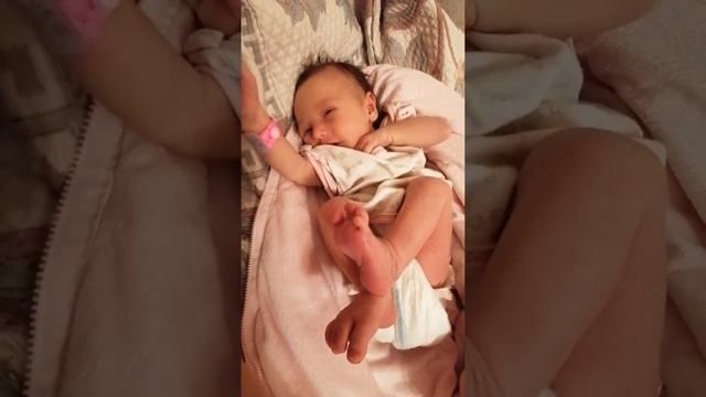 Малышка какает громко в памперс)) первая неделя дома смотреть онлайн