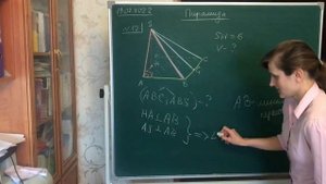 Основанием пирамиды служит прямоугольник, одна боковая грань перпендикулярна плоскости основания...