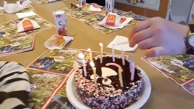 день рождениэ однокласника . И забыла сказать пака.Тут скрытая камера мама снемала . смотреть онлайн