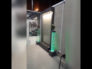 Выставочный образец Водопада по стеклу и пузырьковых колонн в офисе ООО Аква-Дрим