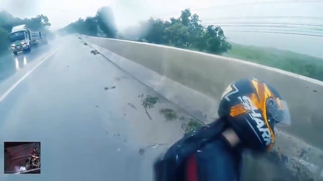 Падение мотоциклиста с пасажиркой смотреть онлайн