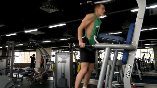 Отжимания на брусьях с весом смотреть онлайн