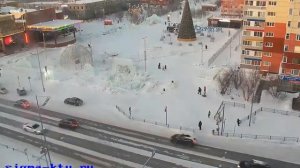 Как в Новом Уренгое ледовый городок строили