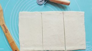 Слойки с яблоками и вишней