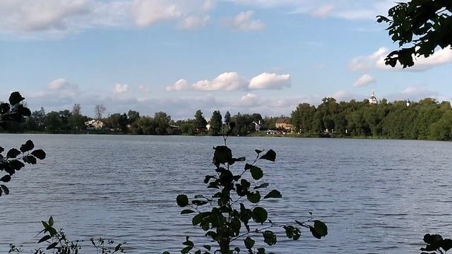 Интересное место в Заозерье Данилище озеро на берегу стоит Храм