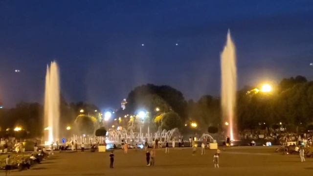 Красивый закат и фонтан парке Горького смотреть онлайн