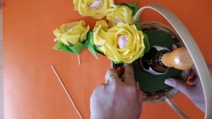 МК Букет из конфет в корзине. Оформление бутылки игристого вина.