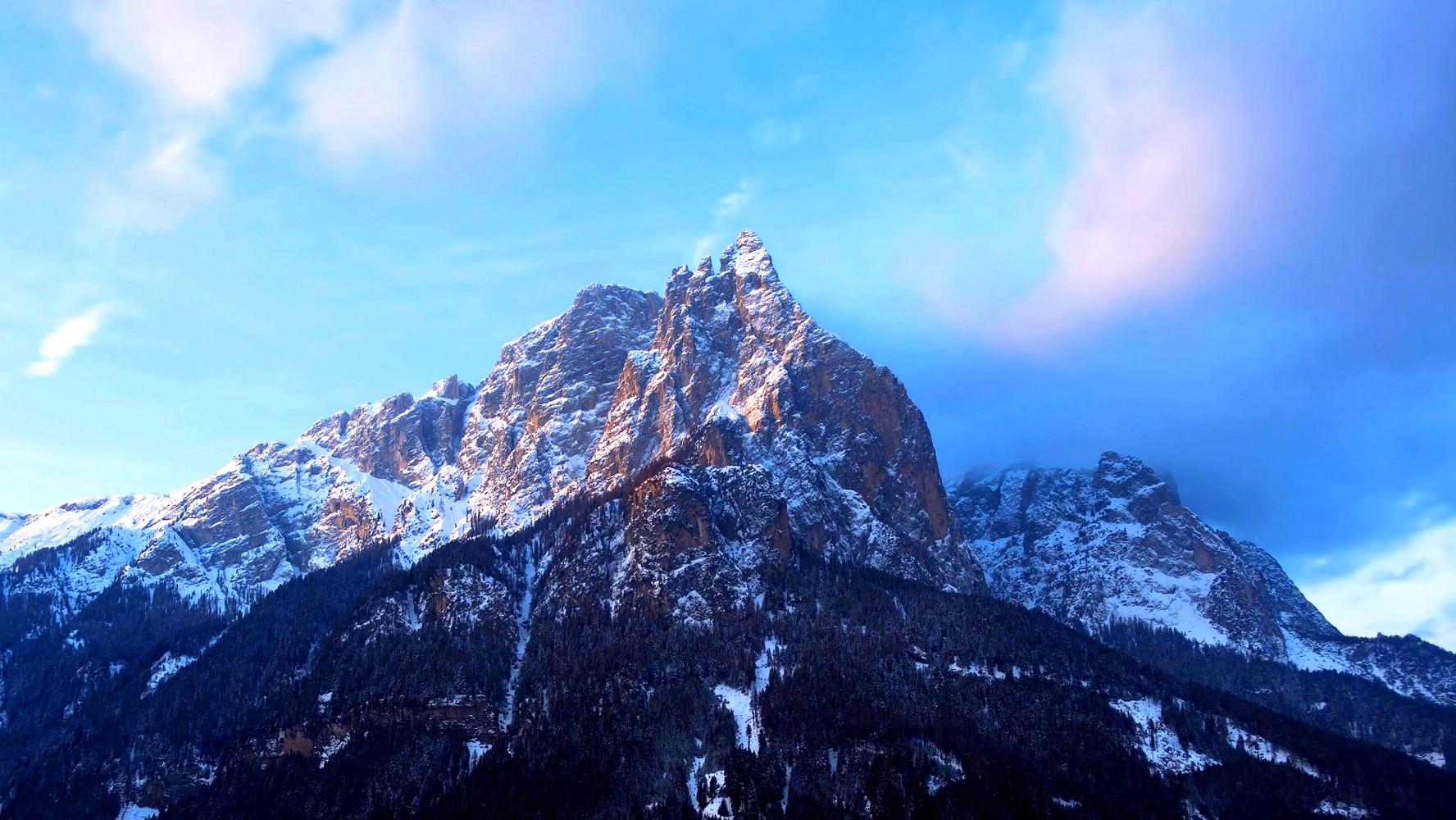 The Dark Glow of the Mountains (Chris Zabriskie)