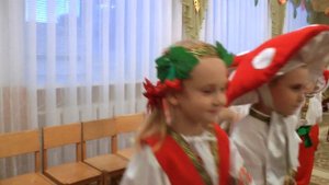 Полька мирилка на осеннем утреннике 2015 в старшей группе д. с."Росинка".Воспитатель  Леонтович С.