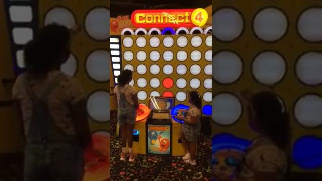 Diana Lopes and Rayah playing GIANT Connect four! смотреть онлайн