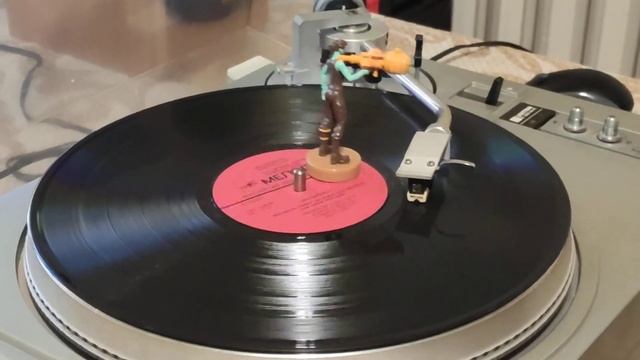 Гуля крутится на виниловой пластинке смотреть онлайн