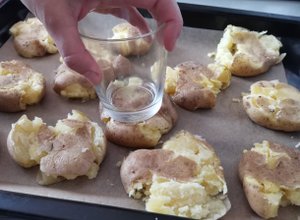 КАРТОШКА В МУНДИРЕ- ПО НОВОМУ! Раздавленный картофель в духовке! Картофель с чесноком и маслом.