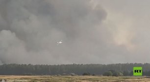 الطائرة البرمائية "بي - 200" تساعد في إخماد حرائق الغابات في سيبيريا