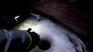 БЕШЕНЫЙ КЛЕВ НОЧНОЙ ПЛОТВЫ! Ловля плотвы зимой!!!