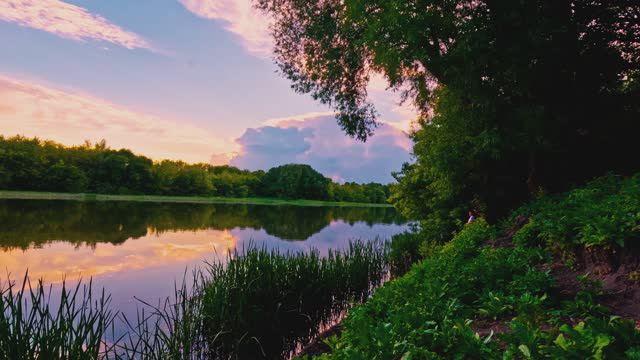 Романтический вечер на закате река таймлапс