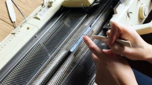 Вязание бесшовных варежек с анатомическим пальцем на вязальной машине | Подробный мастер-класс