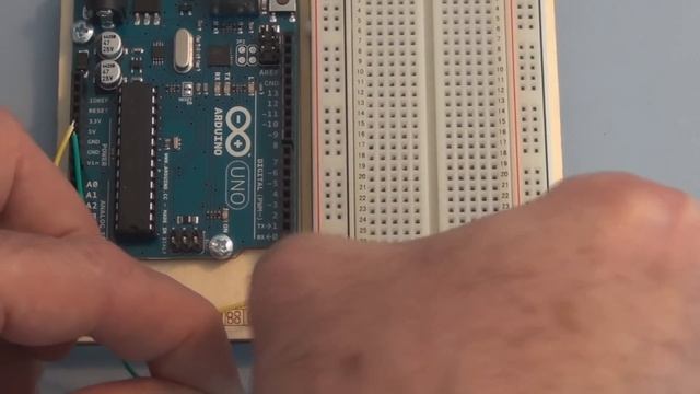 Arduino Uno Tutorial Basic circuit breadboarding смотреть онлайн