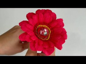 Гербера из гофрированной бумаги. DIY. Гербера из конфет подробный мастер-класс.