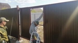 Установка забора из профлиста