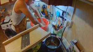 Как правильно шинковать капусту )))