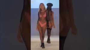 Девушки в бикини/Девушки в чулках