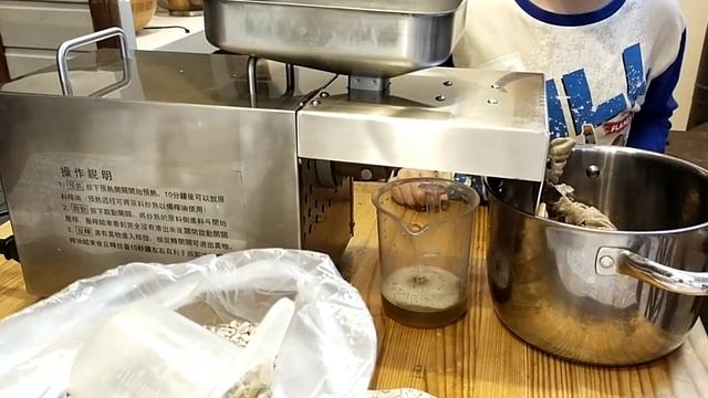 Подсолнечное масло на маслопрессе в домашних условиях// Масло холодного отжима из сырых семечек