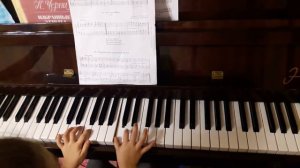 Ева отрабатывает на фортепиано Этюд Гумберта