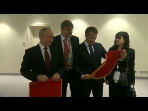 Путин и Макрон встретились с фехтовальщицами сборных России и Франции