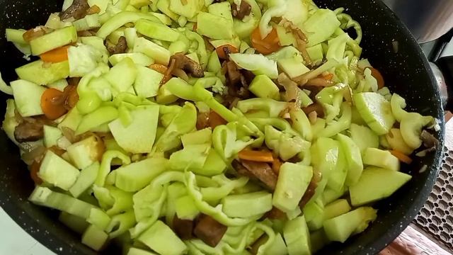Рагу из кабачков с грибами... смотреть онлайн