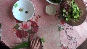 Салат с редиской, огурцом, яйцом и сметаной
