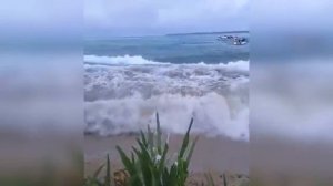 Tsunami waves hit houses in Tonga after the eruption!!